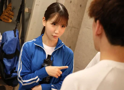 cô gái trẻ trong câu lạc bộ bóng đá quan hệ tập thể với cô gái xinh dưới khán đài