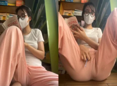 Em gái vừa đọc sách vừa đưa sextoy ra vào lồn