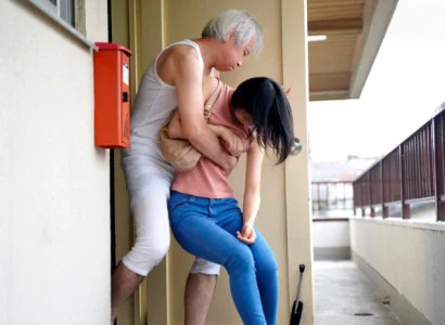 Cô vợ trẻ mới cưới bị bố chồng già địt