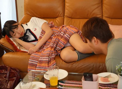 Gã này đang thịt em gái mới lớn của người yêu