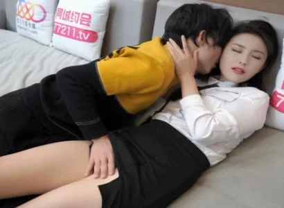 Cô thư ký xinh đẹp bí mật chén sếp vì tiền