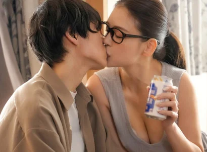 Chàng trai bị người yêu phản bội được chị hàng xóm quan tâm