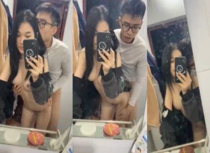 Cặp đôi sinh viên trẻ làm tình nhau trước gương