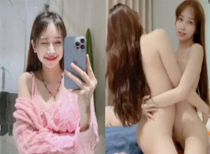 Lâm Thái Vy và cô bạn thân móc bím trên sóng livestream