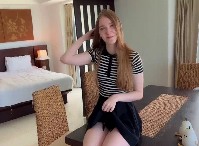 Khách du lịch nam thả thính lễ tân homestay và nện
