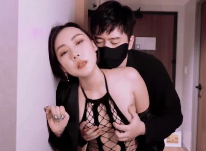 Người vợ hiến thân cho sếp để trả nợ cho chồng