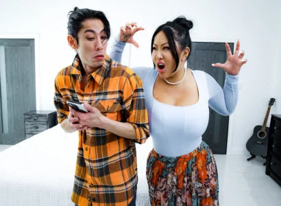 Thằng con trai đưa mẹ kế xăm trổ hàng múp tới đỉnh cao
